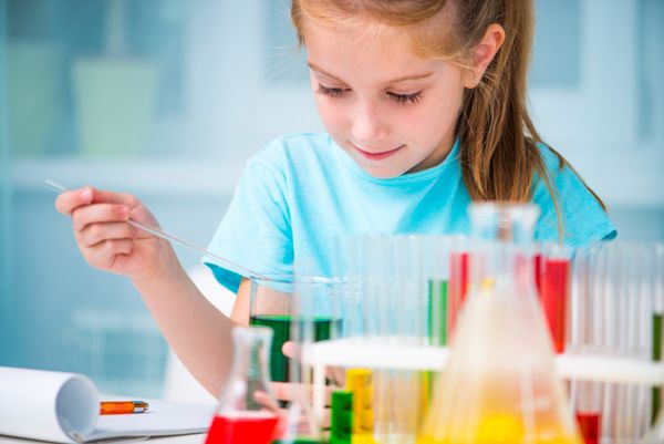 دختر بچه با فلاسک برای شیمی