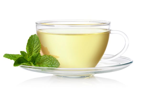 فنجان چای سبز با نعنا در زمینه سفید