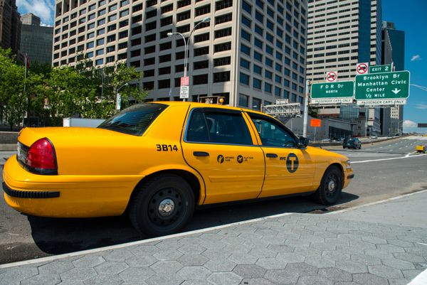 شهر نیویورک - 14 ژوئن سرعت تاکسی زرد در خیابان های منهتن 14 ژوئن 2013 در شهر نیویورک ماشین‌های زرد به‌عنوان تاکسی در نیویورک عمل می‌کنند و به دلیل رنگ‌شان به راحتی در میان وسایل نقلیه دیگر قابل تشخیص هستند