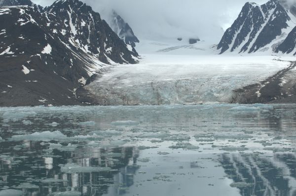 ذوب شدن یخچال های طبیعی در قطب شمال