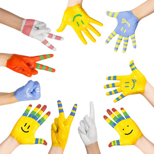 دست های کودکان را در رنگ های مختلف با شکلک نقاشی کرد