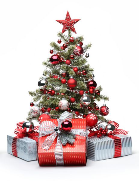 درخت کریسمس تزئین شده و هدایایی در زمینه سفید