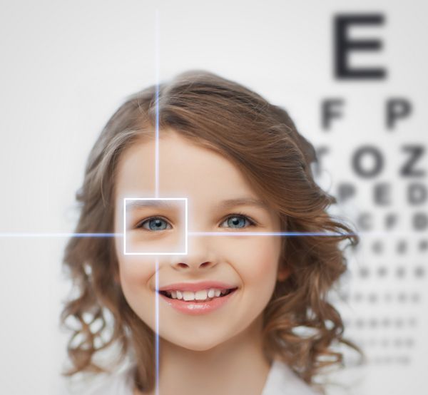 سلامت بینایی پزشکی اصلاح لیزر مفهوم افراد شاد - دختر خندان پیش از نوجوانی با میز بینایی سنجی یا تخته تست بینایی