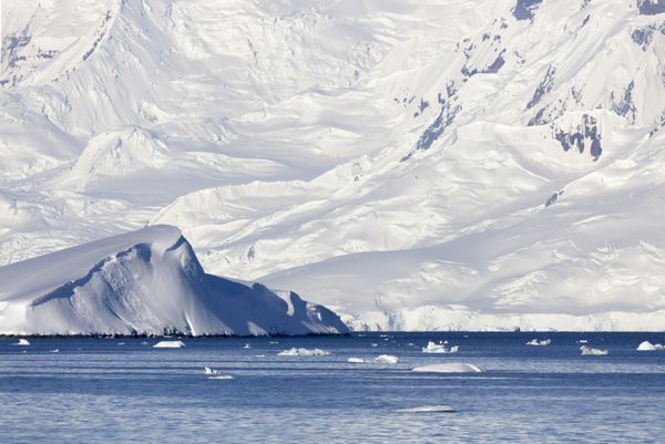 طبیعت شبه جزیره قطب جنوب یخچال ها و کوه های یخ سفر در آب های خالص عمیق در میان یخ های قطب جنوب مناظر برفی خارق العاده