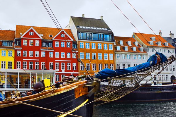 کپنهاگ دانمارک خانه های قایق بادبانی و رنگی در ساحل نیهاون