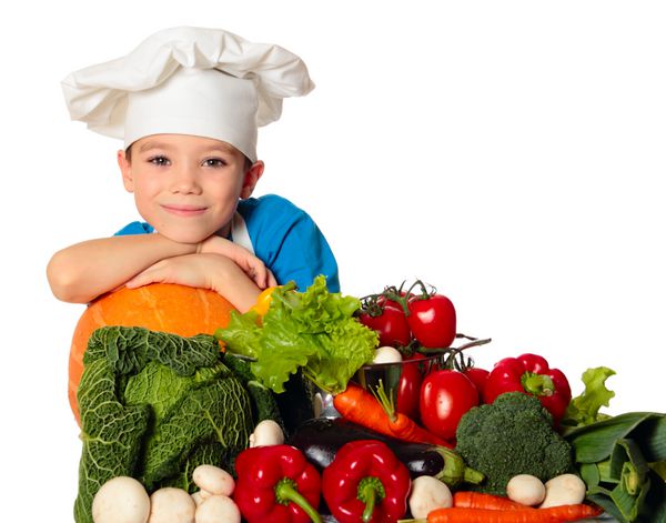 پسر آشپز شش ساله با سبزیجات مختلف جدا شده روی سفید