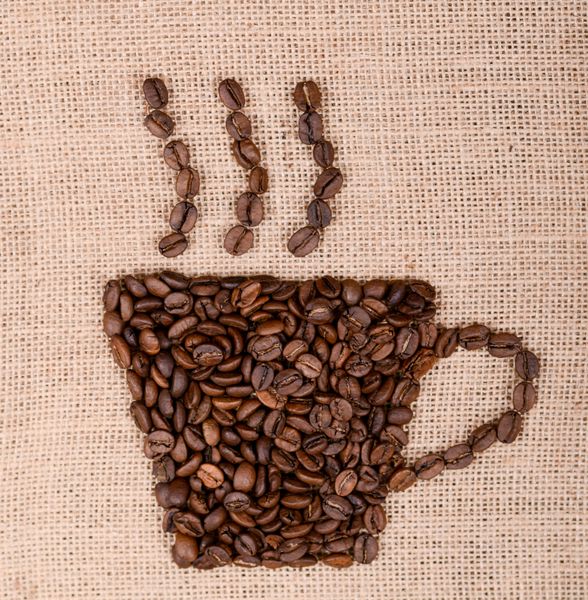 تصویر فنجان قهوه متشکل از دانه های قهوه در پس زمینه بوم