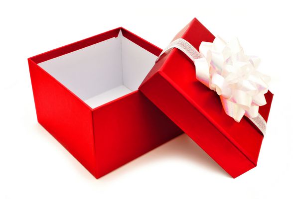جعبه کادو کریسمس قرمز را با پاپیون و روبان سفید باز کرد