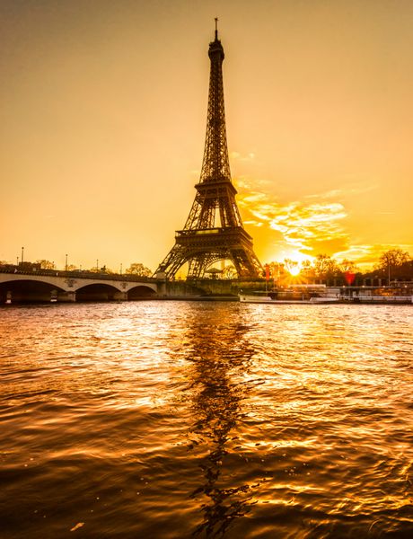 نمای برج ایفل در طلوع خورشید پاریس