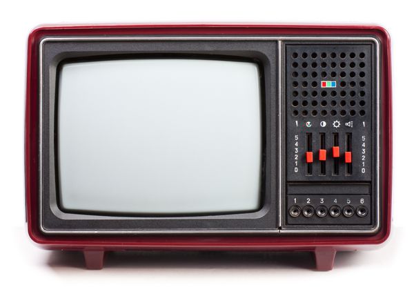 تلویزیون قرمز قدیمی در پس زمینه سفید