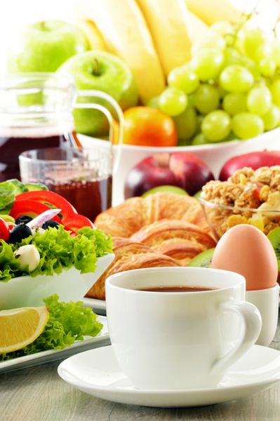 صبحانه با قهوه آب میوه کروسان سالاد موسلی و تخم مرغ بوفه سوئدی