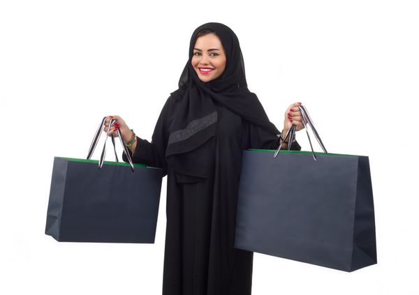 زن عرب در حال حمل کیسه های خرید جدا شده روی سفید