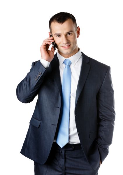 تاجر با کت و شلوار و کراوات آبی در حال صحبت با تلفن جدا شده روی سفید