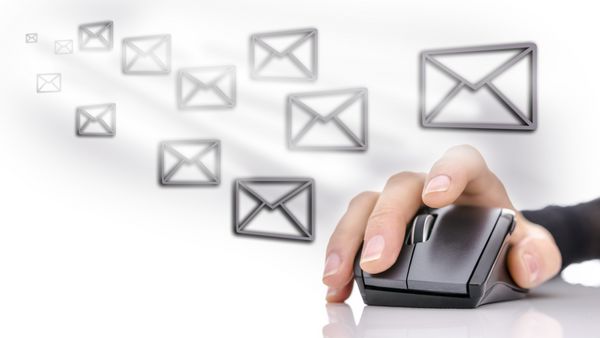 نمادهای ایمیل در اطراف دست زن با استفاده از ماوس کامپیوتر مفهوم بازاریابی ایمیلی