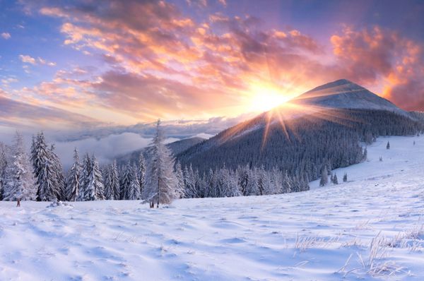 طلوع زیبای زمستان در کوهستان