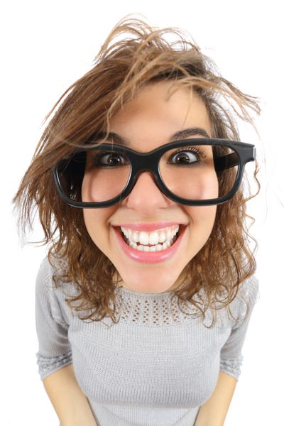 نمای زاویه باز یک زن گیک با عینک خندان جدا شده روی پس زمینه سفید
