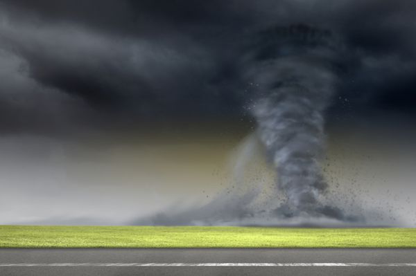 تصویر گردباد عظیمی که در جاده می پیچد