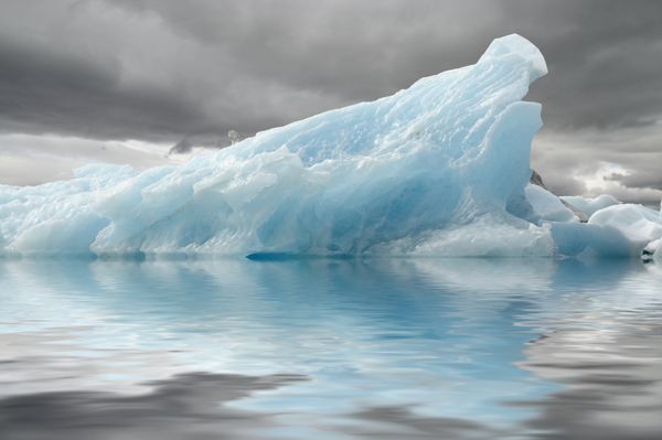 رنگ آبی نمونه ای از کوه های یخی است که در تالاب یخبندان به دلیل متلاشی شدن جبهه یخچال های طبیعی تشکیل شده است در ایسلند تالاب یخچال جوکولسارلون گرفته شده است
