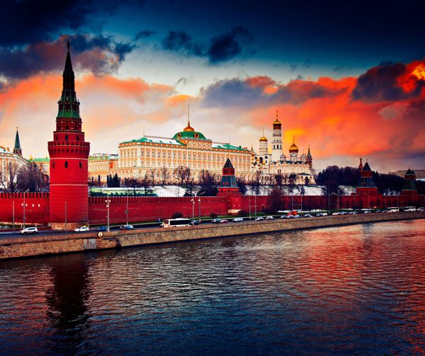 غروب سرخ زمستانی در مسکو روسیه پال بزرگ کرملین و دیوار کرملین