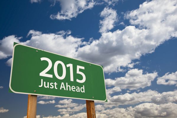 2015 درست جلوتر از تابلوی جاده سبز بر فراز ابرها و آسمان چشمگیر