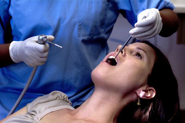 kaitaia nz - 05 نوامبر بیمار زنی که دندان هایش را توسط دندانپزشک متخصص معاینه می کند در 5 نوامبر 2013 حدود 75 درصد از ما بزرگسالان ترس از دندان را تجربه می کنیم تا 10٪ در نظر گرفته می شود که فوبیای دندانی را تجربه می کنند