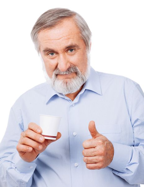 پرتره پیرمرد باهوشی که در حال نوشیدن فنجان قهوه و نشان دادن علامت ok است