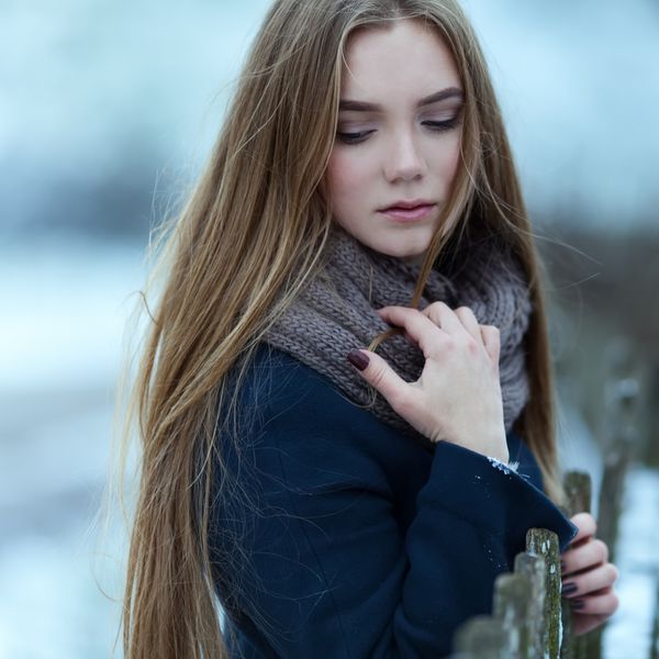 حس نزدیک پرتره دختر زیبا در زمستان