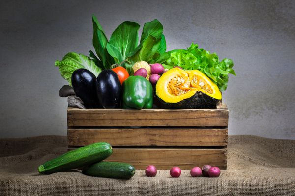 سبزیجات طبیعت بی جان انواع مختلف نمایش سبزیجات تازه ارگانیک در جعبه چوبی