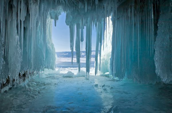 زمستان در دریاچه بایکال یخ ها در غارهای y