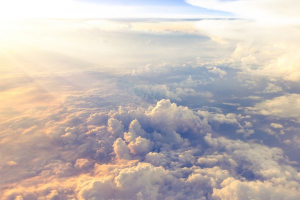 ابرها و آسمان که از پنجره هواپیما دیده می شود