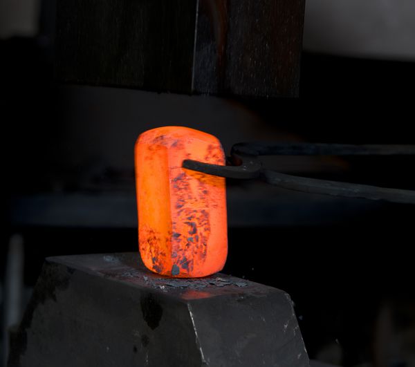 فلز مذاب در آهنگری روی سندان