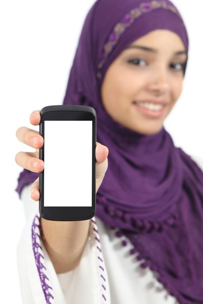 زن عرب یک برنامه خالی صفحه نمایش تلفن هوشمند جدا شده روی پس زمینه سفید دارد