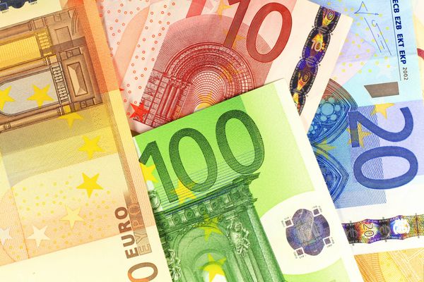 پول ارز اروپا جزئیات کلان اسکناس های یورو به عنوان پس زمینه