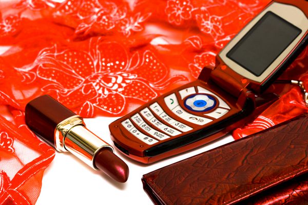 رژ لب قرمز زنانه کیف پول و تلفن همراه
