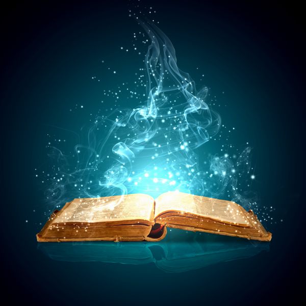 تصویر کتاب جادوی باز شده با چراغ های جادویی