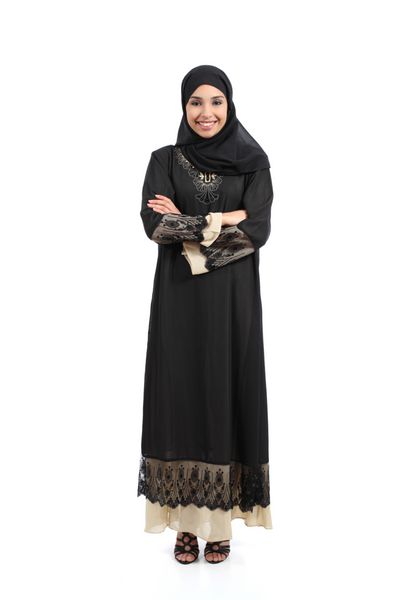 زن عربستانی عرب در حال ژست شاد ایستاده جدا شده روی پس‌زمینه سفید