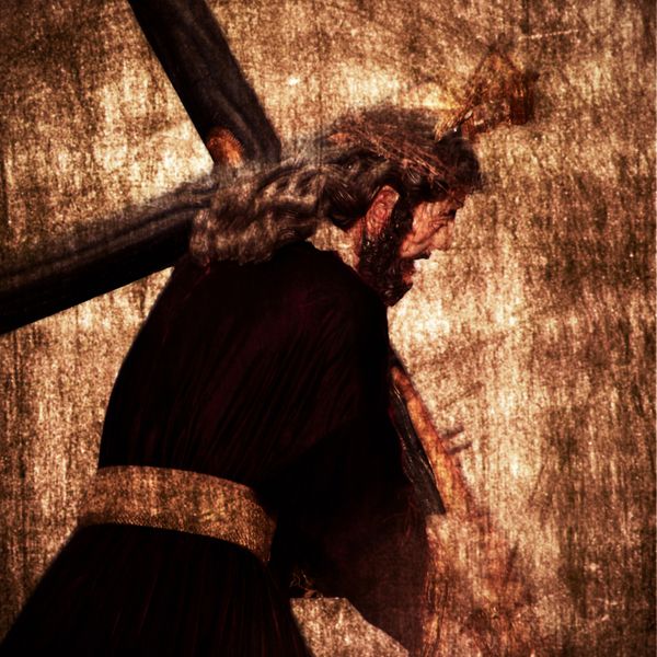 عیسی مسیح در حال حمل صلیب مقدس بر روی پس زمینه ای قدیمی