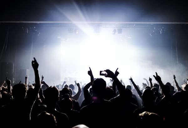 سیلوئت جمعیت کنسرت در مقابل نورهای روشن صحنه