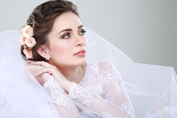 پرتره عروس زیبا لباس عروسی تزیین عروسی