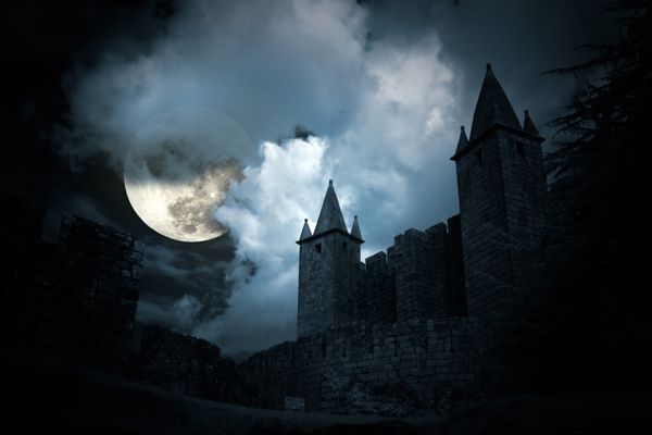 قلعه مرموز قرون وسطایی در شب ماه کامل