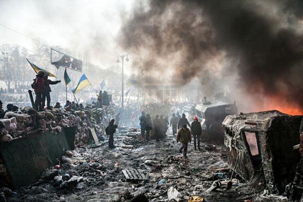 کیف اوکراین - 25 ژانویه 2014 تظاهرات گسترده ضد دولتی در مرکز کیف سوارکاری در منطقه درگیری در خیابان hrushevskoho