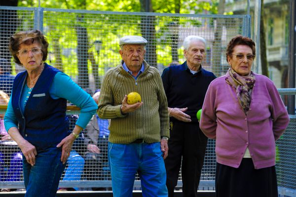 میلان ایتالیا - 12 آوریل زن و مرد سالخورده با هم در یک پارک در فضای باز در میلان 12 آوریل 2011 با هم جمع می شوند
