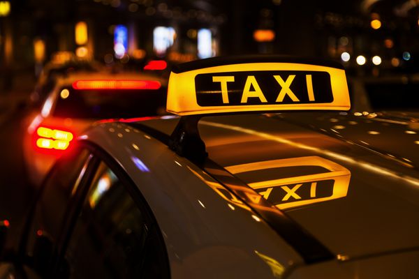 ماشین های تاکسی در شب
