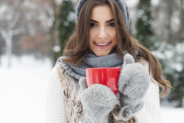 زن زمستانی با فنجان چای
