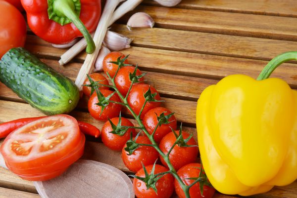 سبزیجات تازه شامل گوجه فرنگی خیار فلفل و سیر است
