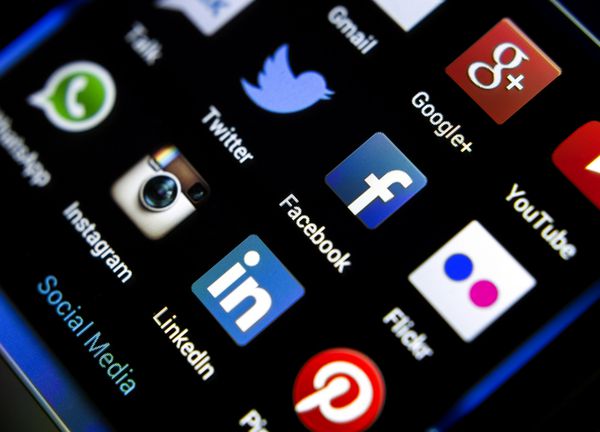 بلگراد - 04 فوریه 2014 نمادهای محبوب رسانه های اجتماعی بر روی صفحه نمایش تلفن هوشمند