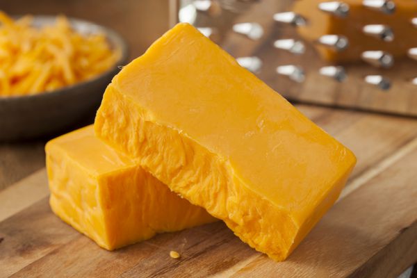پنیر چدار تیز ارگانیک روی تخته برش