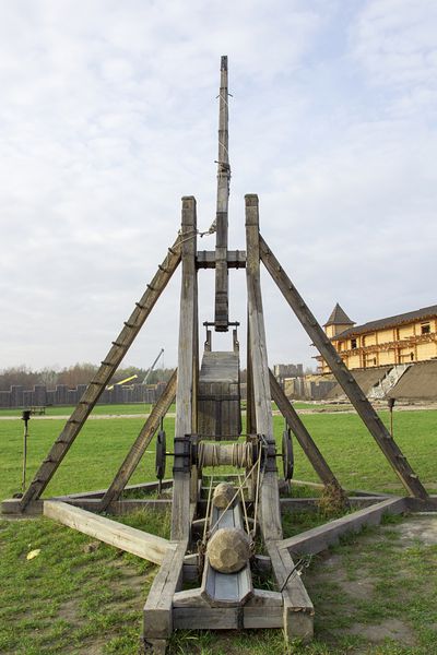 trebuchet - سلاح های قرون وسطایی مورد استفاده در محاصره شهرها