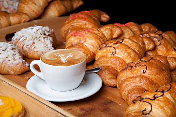 شیرینی و نانوایی زیبا با فنجان قهوه