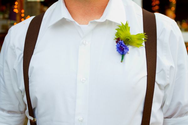 داماد قفقازی که در روز عروسی خود یک بوتینر ساخته شده از گل آجیل فیبرت پوشیده است